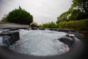 Outdoor spa tub - Luxury Manor, 5*HotTub, 20min belfast city centre (Upper Ballinderry)