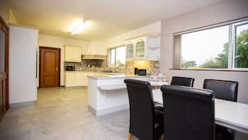 Micro-ondas, lava-louças, talheres/pratos/utensílios de cozinha