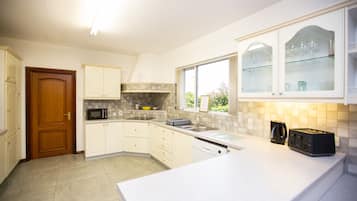 Micro-ondas, lava-louças, talheres/pratos/utensílios de cozinha