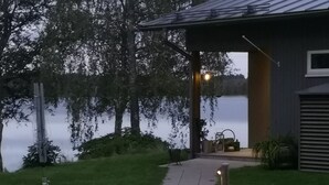 Un chemin menant à un bâtiment d’où l’on peut admirer un lac.
