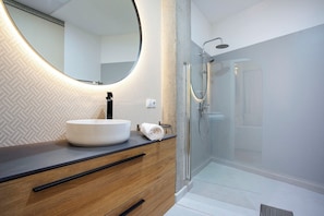 Een douche, gratis toiletartikelen, een haardroger, handdoeken