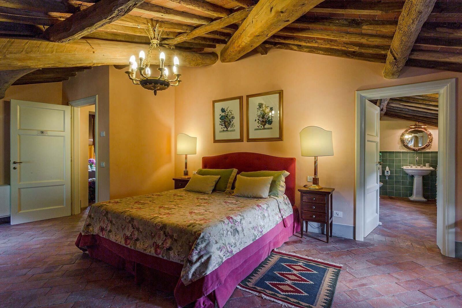 8 bedrooms, travel crib, internet