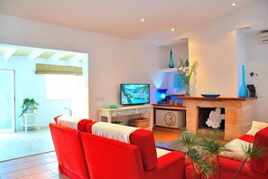 TV, fireplace