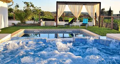 Can Butxaquí 160 fantastic villa with private pool and jacuzzi, air conditioning, barbecue and WiFi