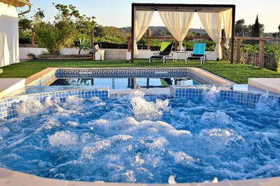 Can Butxaquí 160 fantastic villa with private pool and jacuzzi, air conditioning, barbecue and WiFi
