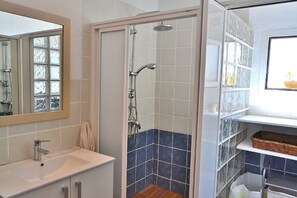 Shower, hair dryer, towels, toilet paper - Can Butxaquí 160 fantastic villa with private pool and jacuzzi, air conditioning, barbecue and WiFi (Muro)