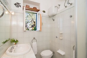 Secador de cabelo, toalhas de banho, papel higiênico 