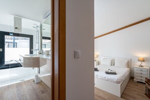 Een douche, een haardroger, handdoeken
