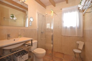 Ducha, secador de pelo y toallas