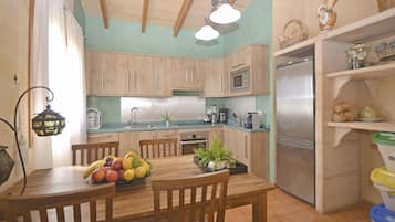 Een koelkast, een microgolfoven, een oven, een vaatwasser