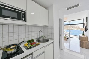 Micro-ondas, cafeteira/chaleira, talheres/pratos/utensílios de cozinha