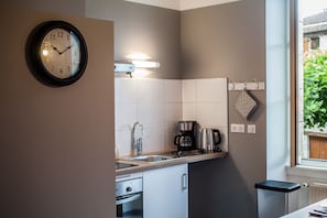 Jääkaappi, mikroaaltouuni, uuni, liesi