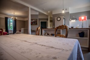 2 chambres, fer et planche à repasser, Wi-Fi, draps fournis