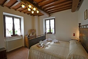 7 habitaciones, tabla de planchar con plancha y cuna de viaje 