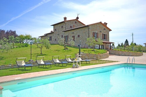 Villa in La Villa-farneta mit 7 Schlafzimmern 13 Schlafplätzen