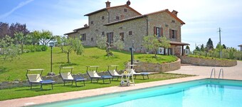 Villa à La Villa-farneta avec 7 chambres à coucher, 13 couchages