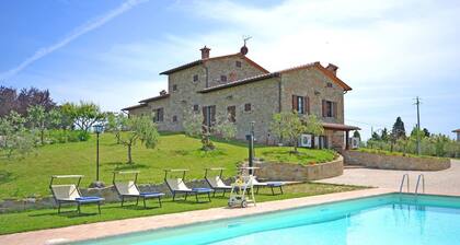 Villa in La Villa-farneta mit 7 Schlafzimmern 13 Schlafplätzen