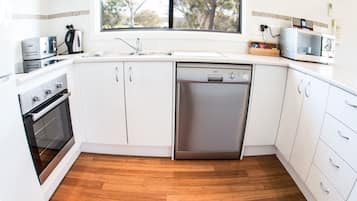 Glenworth Park Cabin # 5 | Private kitchen | Full-sized fridge, microwave, oven, stovetop