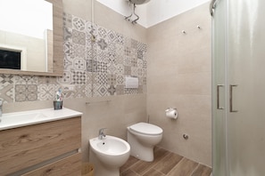 Bruser, hårtørrer, bidet, håndklæder