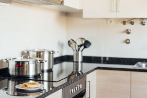 Kjøleskap, mikrobølgeovn, ovn og oppvaskmaskin