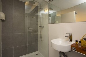Shower, hair dryer, towels - Botanico Room Terrace II (València)