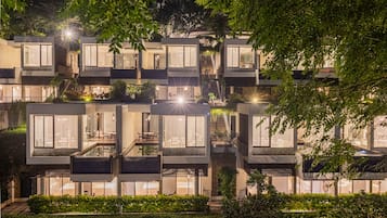 Bagian depan properti - sore/malam