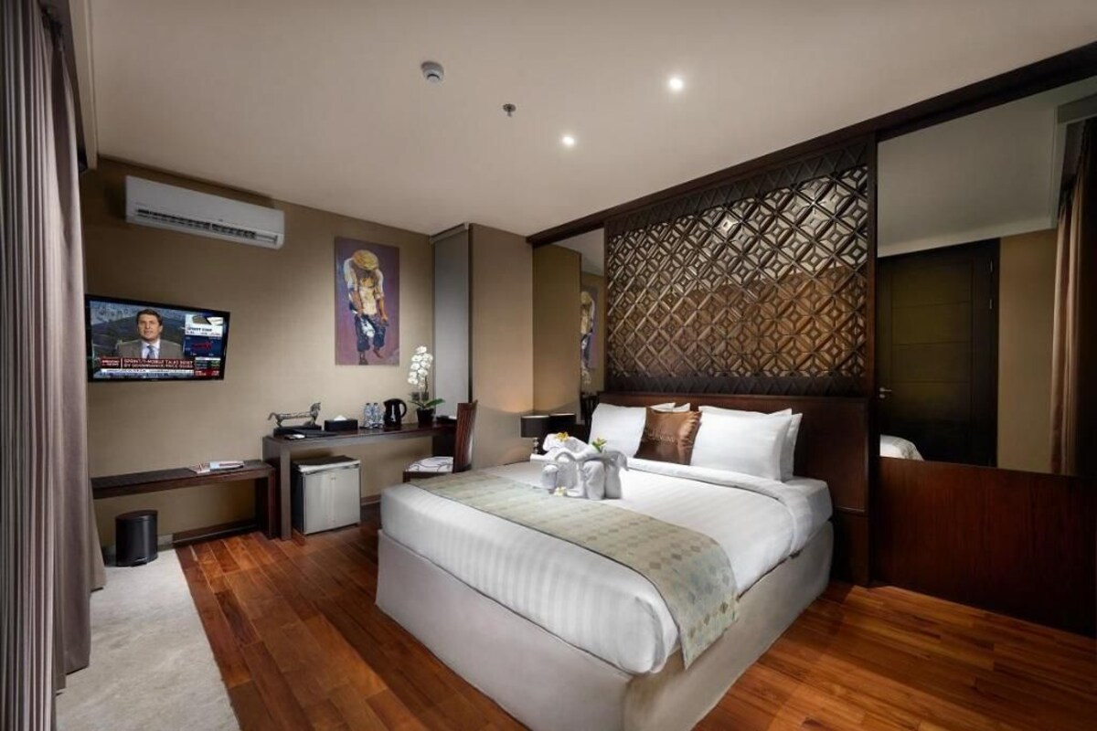 3 bedrooms, premium bedding, in-room safe, desk