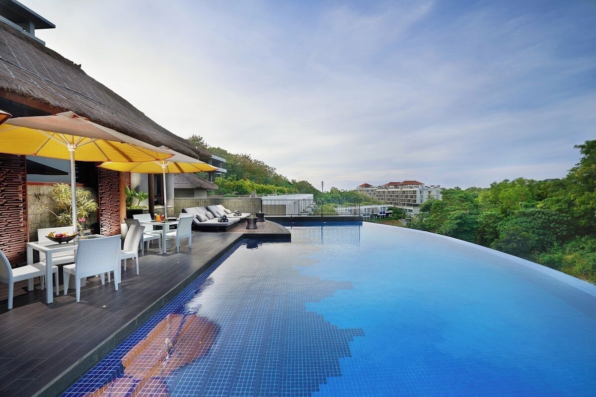 Una piscina al aire libre