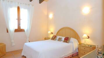 3 slaapkamers, een strijkplank/strijkijzer, gratis wifi, beddengoed