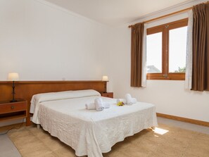 3 soverom, strykejern/-brett, internettilgang og sengetøy