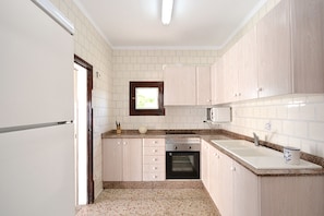 Kühlschrank, Mikrowelle, Ofen, Wasserkocher mit Kaffee-/Teezubehör