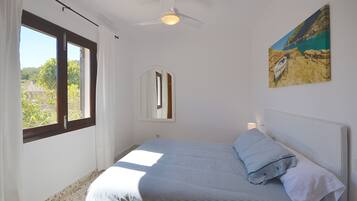 3 bedrooms, iron/ironing board, free WiFi, bed sheets