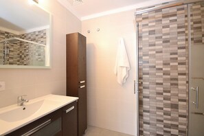 Shower, hair dryer, towels