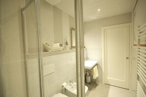 Dusche, Haartrockner, Bidet