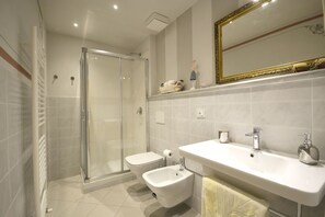 Dusche, Haartrockner, Bidet