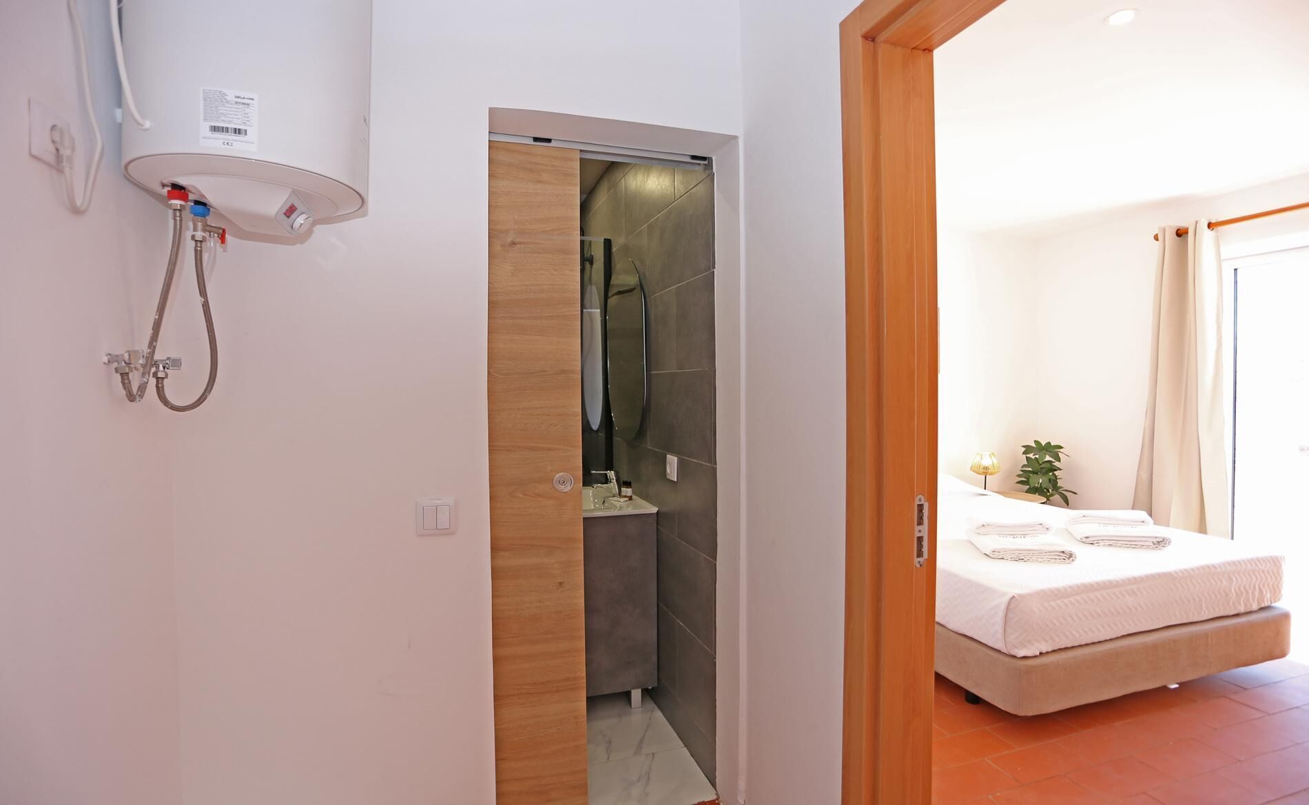 1 slaapkamer, een strijkplank/strijkijzer, gratis wifi, beddengoed