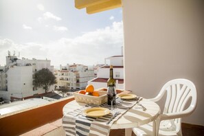 Outdoor dining - A06 - Sea view 1 bed apartment (Lagos)