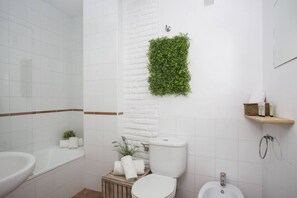 Badewanne, Haartrockner, Handtücher