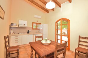 KĂŒhlschrank, Mikrowelle, Ofen, Herdplatte