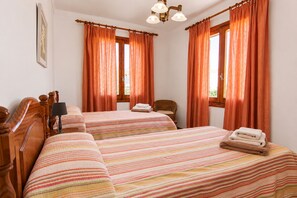 4 bedrooms, iron/ironing board, free WiFi, bed sheets - Casa Embat 045 fantastic house with sea views, terrace, barbecue and kayaks (Son Serra de Marina)