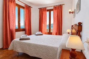 4 bedrooms, iron/ironing board, free WiFi, bed sheets