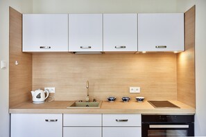 Jääkaappi, uuni, liesi, kahvin-/teenkeitin