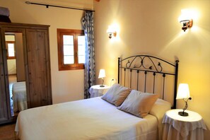 4 makuuhuonetta, tallelokero huoneessa, silitysrauta/-lauta