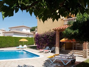 Pool - - House just a few meters from the beach.HUTG-000994 (l'Escala)