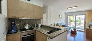 Uuni, kahvin-/teenkeitin, leivänpaahdin