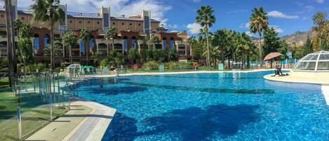 Utomhuspool och uppvärmd pool