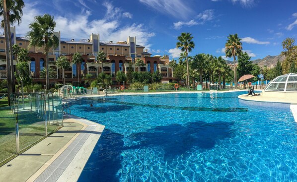 Una piscina al aire libre, una piscina climatizada