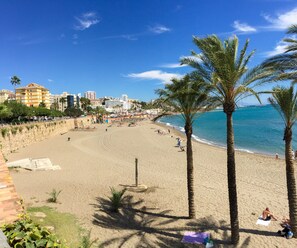 Ubicación cercana a la playa y toallas de playa
