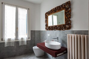 Bathtub, hair dryer, bidet, towels - Apartment Duodo or Barbarigo - San Marco
CIN IT027042C2FOM5GM5P (Venezia)