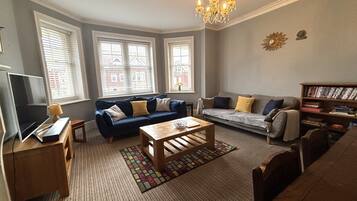 Smart TV, fireplace, DVD player, books